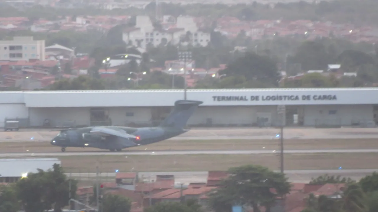 Avião pousou no antigo aeroporto de Fortaleza na tarde desta segunda-feira