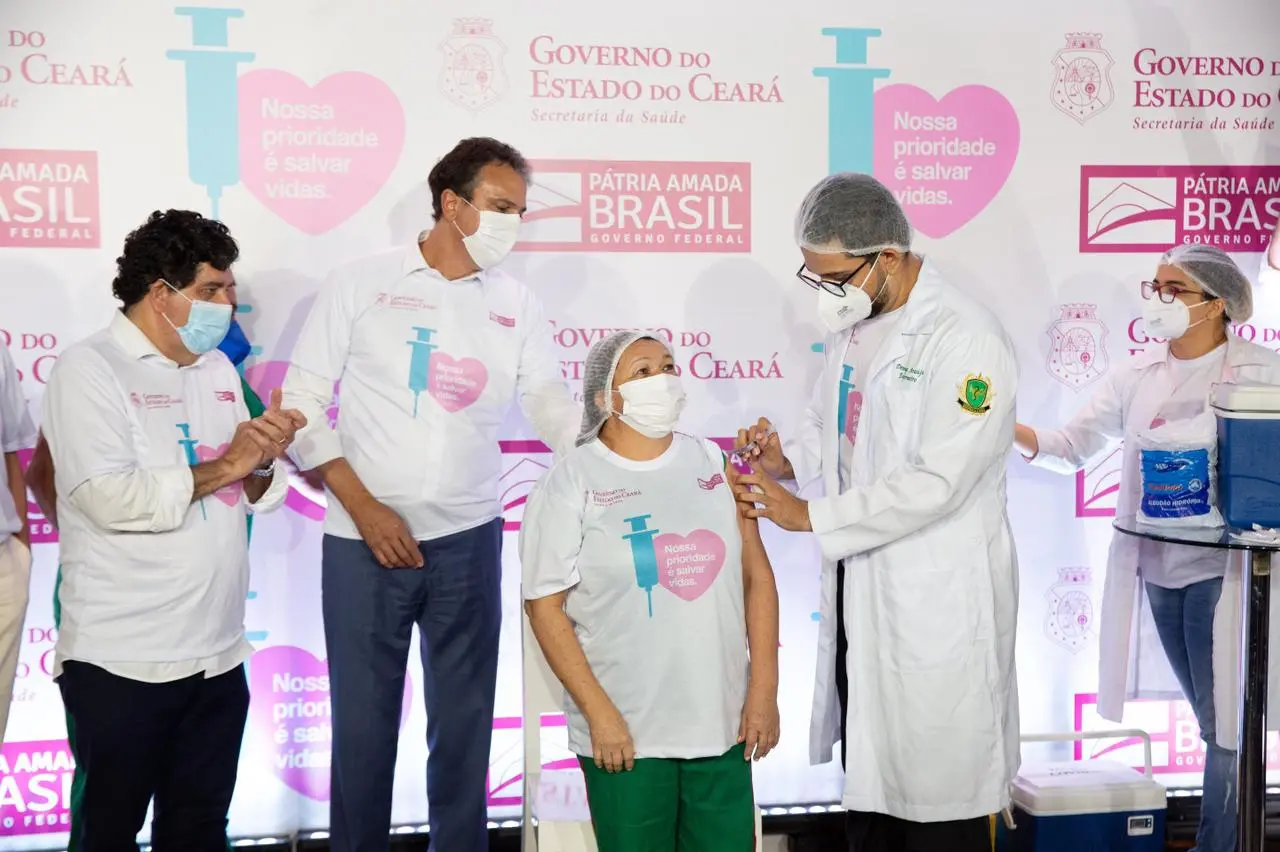 Imagem da notícia: Técnica de enfermagem recebe primeira vacina contra Covid-19 no Ceará e comemora: 'é muita emoção'