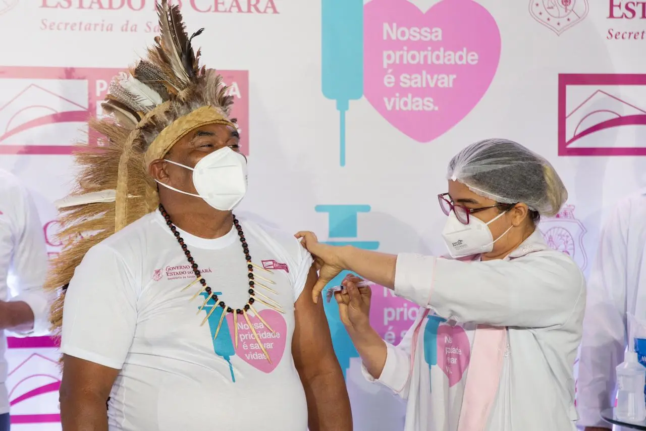 Imagem da notícia: Dourado Tapeba: liderança indígena é um dos primeiros vacinados contra Covid-19 no Ceará