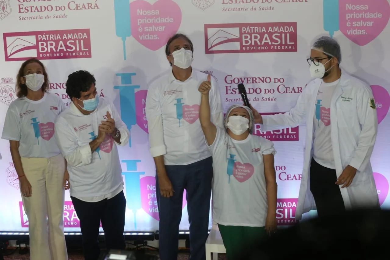 Maria Silvana foi a primeira vacinada no Ceará