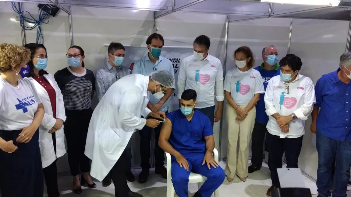Imagem da notícia: HGF e IJF recebem vacina contra Covid-19 após imunização no Hospital Leonardo da Vinci