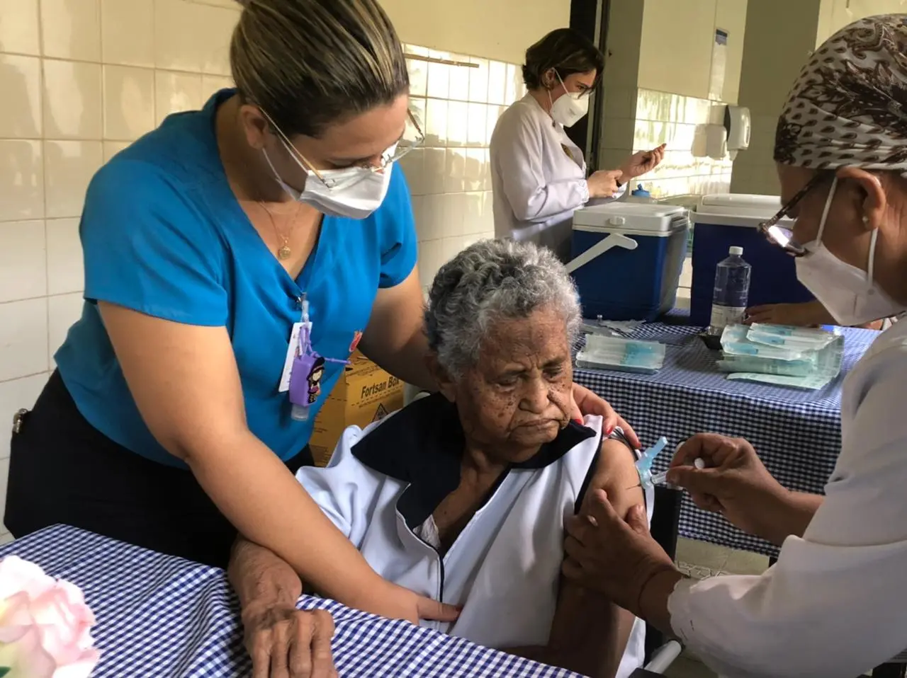 Imagem da notícia: Covid: Secretaria conclui distribuição de vacinas; imunização pode começar em todos municípios do CE