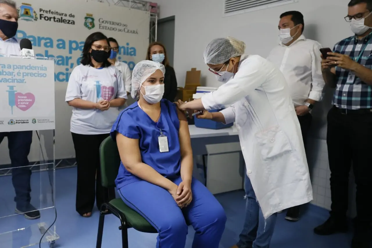 Imagem da notícia: Mais de 700 pessoas já foram vacinadas contra a Covid-19 em 24 horas em Fortaleza