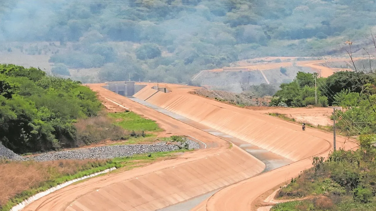 Eixo emergencial do cinturão das águas, em Missão Velha, recebe água do São Francisco em operação de teste.