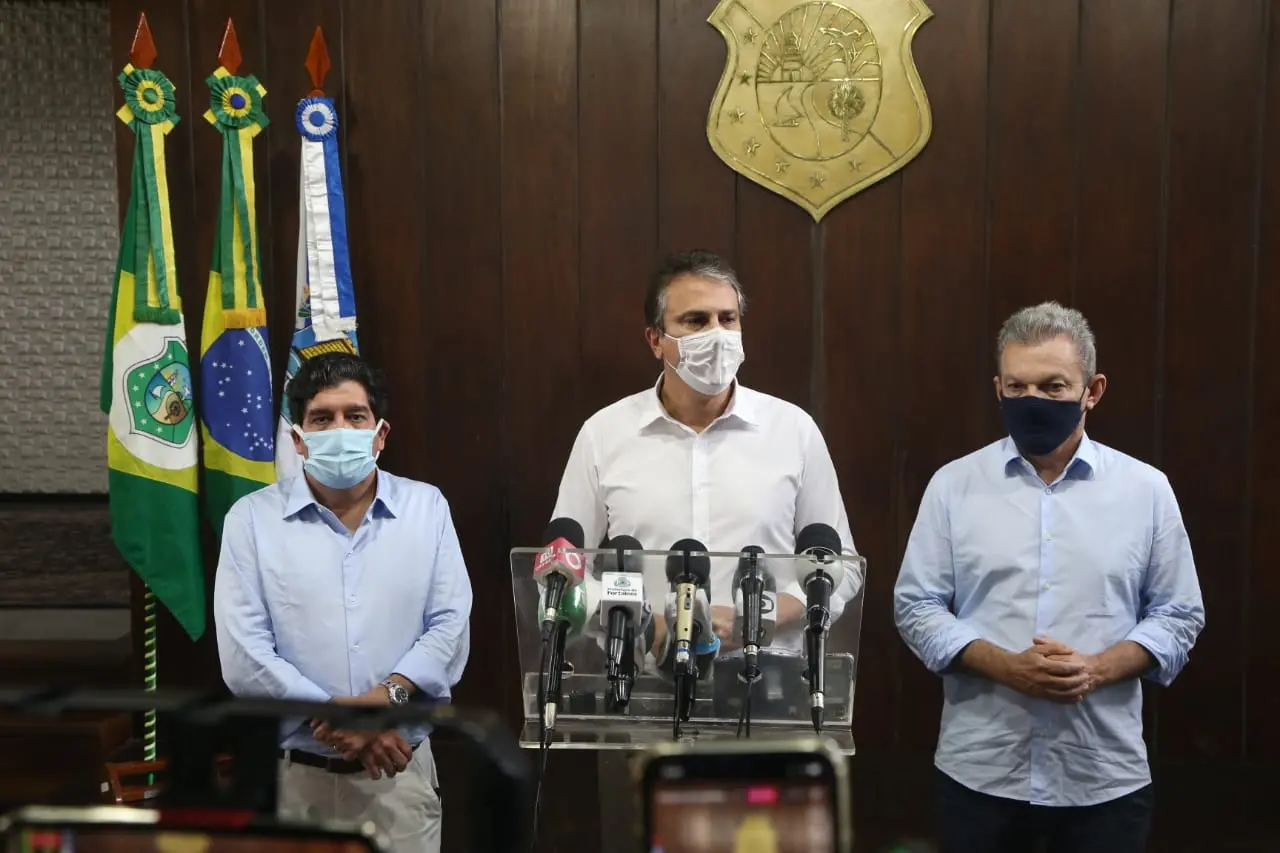 Imagem da notícia: Camilo recomenda evitar viagens intermunicipais e proíbe áreas de lazer de condomínios de praia