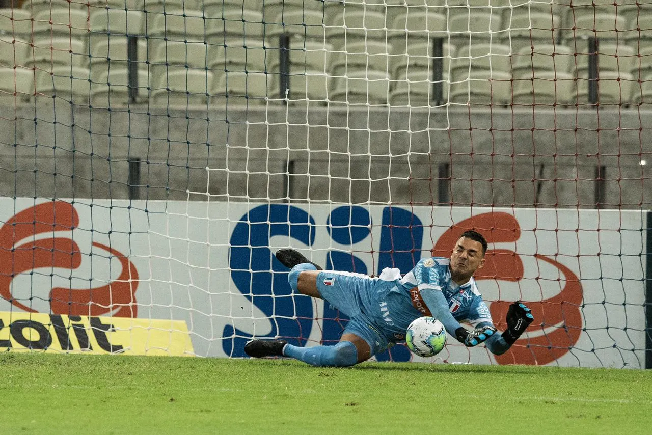 Felipe Alves defendeu pênalti contra o Fortaleza no fim do 1º tempo