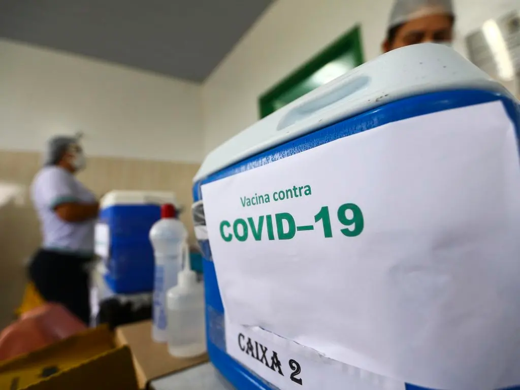 Imagem da notícia: Vacinas contra a Covid vindas da Índia serão enviadas aos estados a partir deste sábado (23)