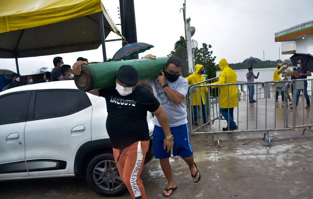 Imagem da notícia: Covid-19: número de casos semanais bate recorde no Brasil