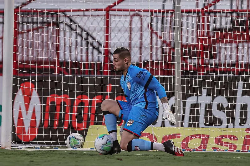 Juninho bateu o pênalti no meio do gol e facilitou a defesa de Jean