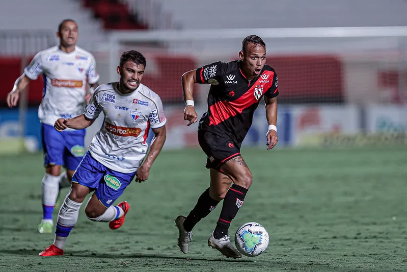 O Fortaleza teve muita transpiração, mas criou pouco perigo para o Atlético-GO