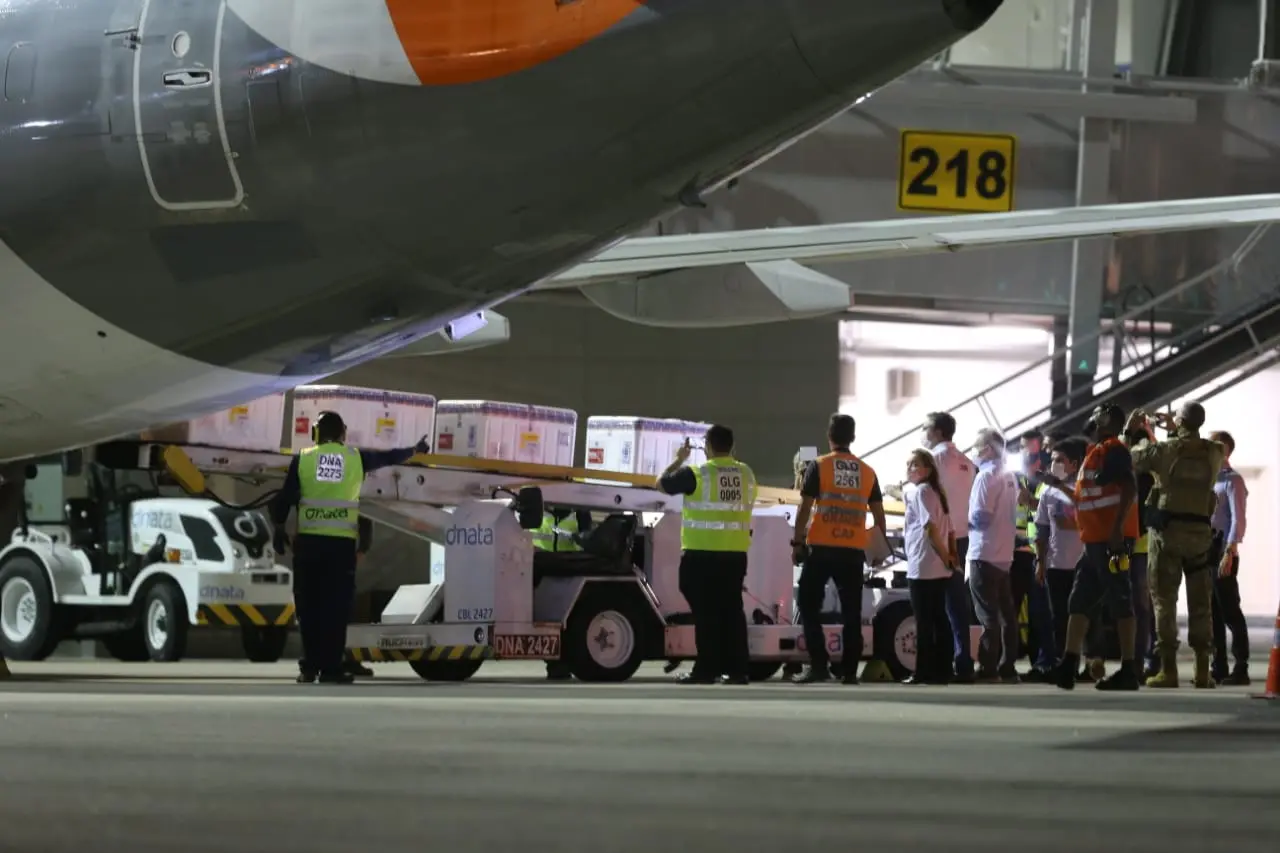 Imagem da notícia: Ceará receberá mais 33 mil doses de vacina contra Covid-19 nesta segunda-feira 