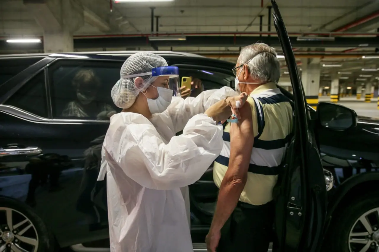 Imagem da notícia: Após erro no sistema, idosos comparecem para se vacinar no Centro de Eventos