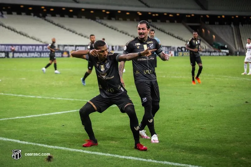 O atacante Leo Chú é titular com Guto Ferreira no Brasileirão