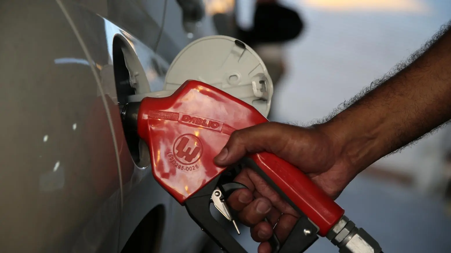 Imagem da notícia: Gasolina tem leve queda pela 2ª semana seguida no Ceará; veja preços