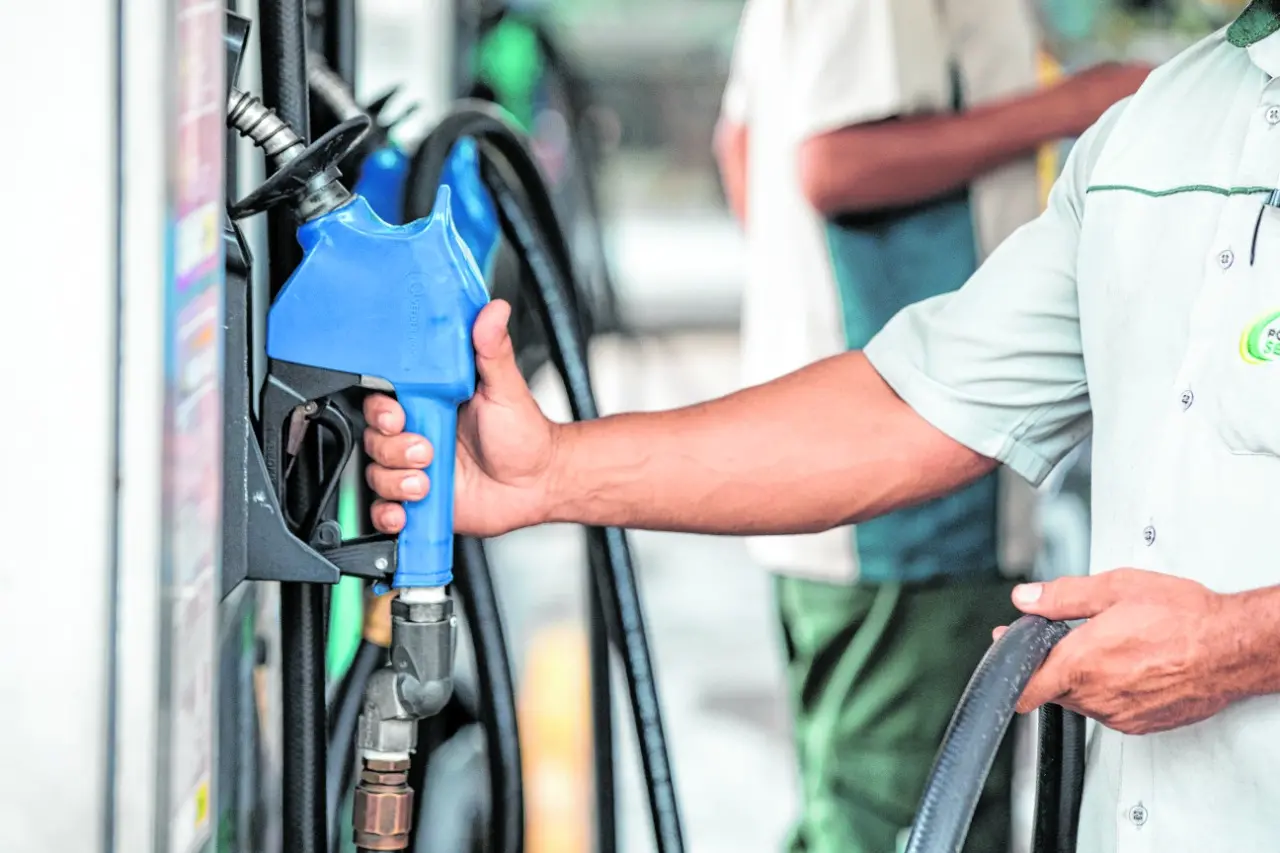 Imagem da notícia: Novo aumento da gasolina deve chegar às bombas a partir de hoje (27)