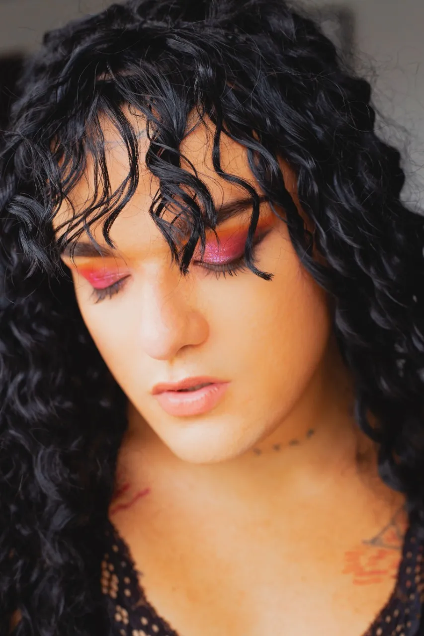 Comunicadora e multiartista trans Ella Monstra