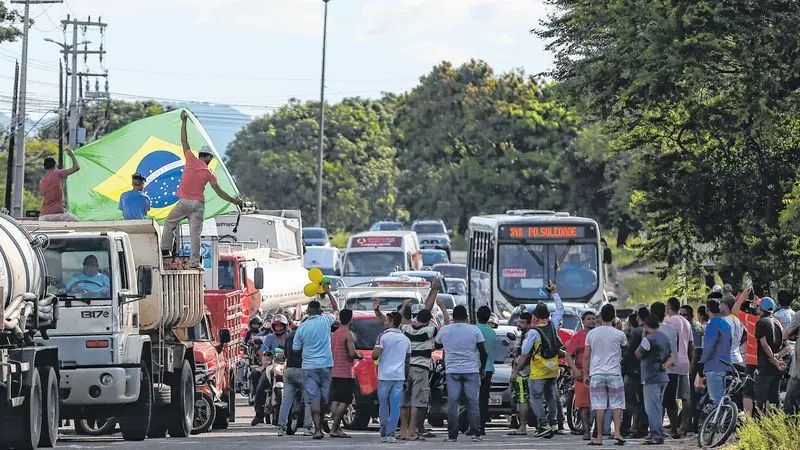 Imagem da notícia: Sindicato do Ceará recusa adesão à greve dos caminhoneiros 
