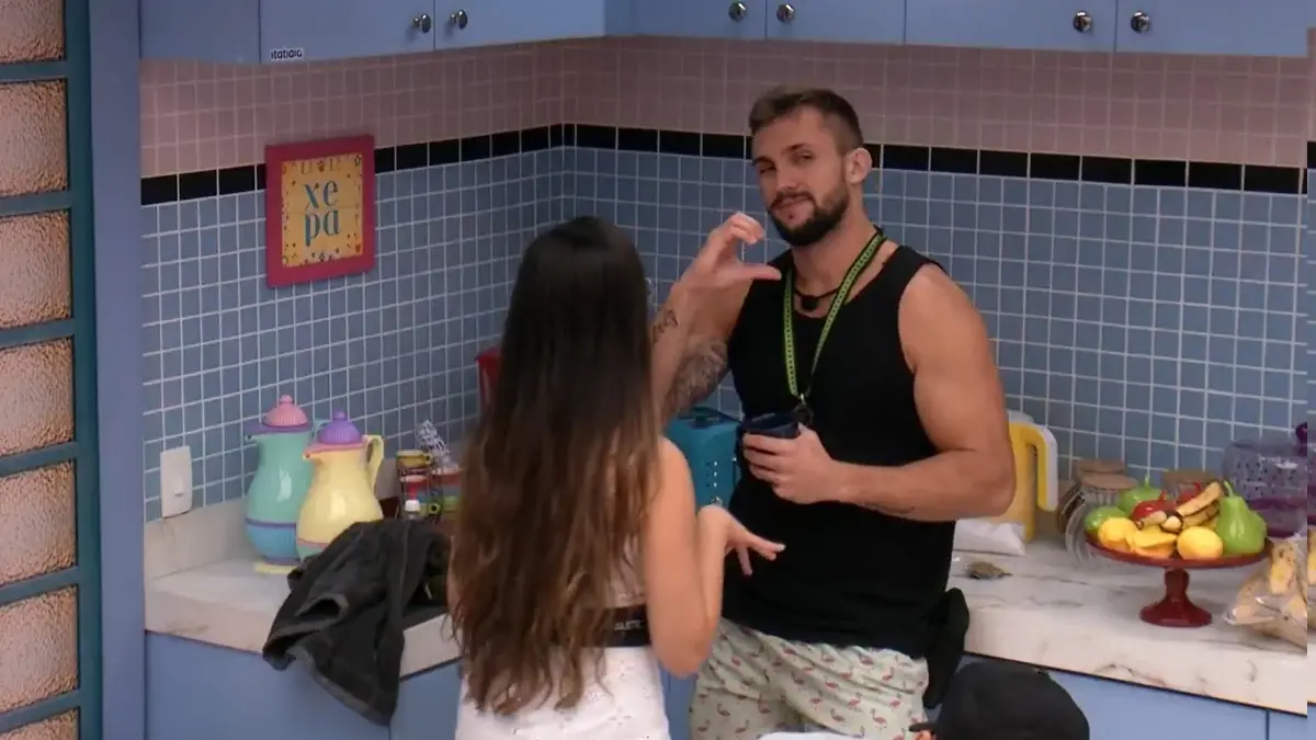 Imagem da notícia: BBB 21: Arthur tenta dar 'match' com Thaís, mas flerta com Juliette