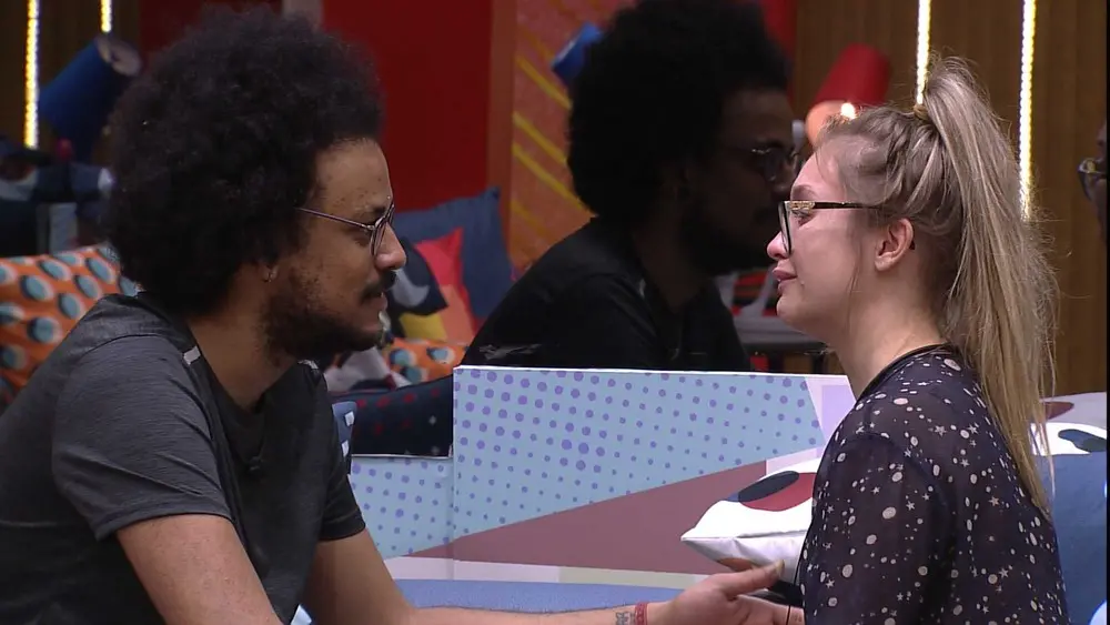 Imagem da notícia: Carla Diaz chora após críticas de Fiuk no BBB 21; Karol volta a ser acusada de xenofobia