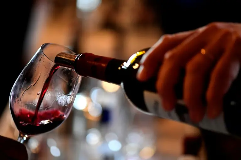 Imagem da notícia: Tanino do vinho combate enzimas-chave de vírus que causa a Covid-19, apontam cientistas; entenda