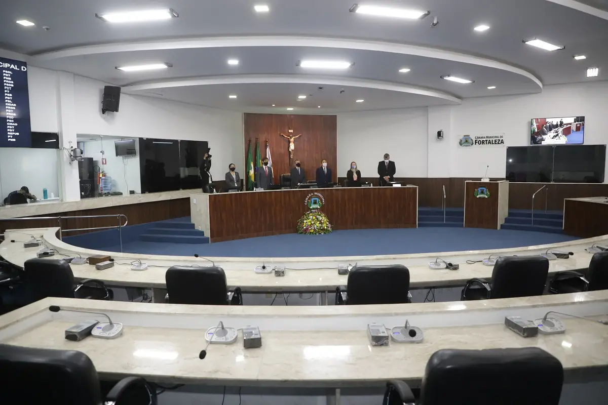 Imagem da notícia: Projeto que limita acesso de vereadores ao plenário da Câmara de Fortaleza gera divergência; entenda