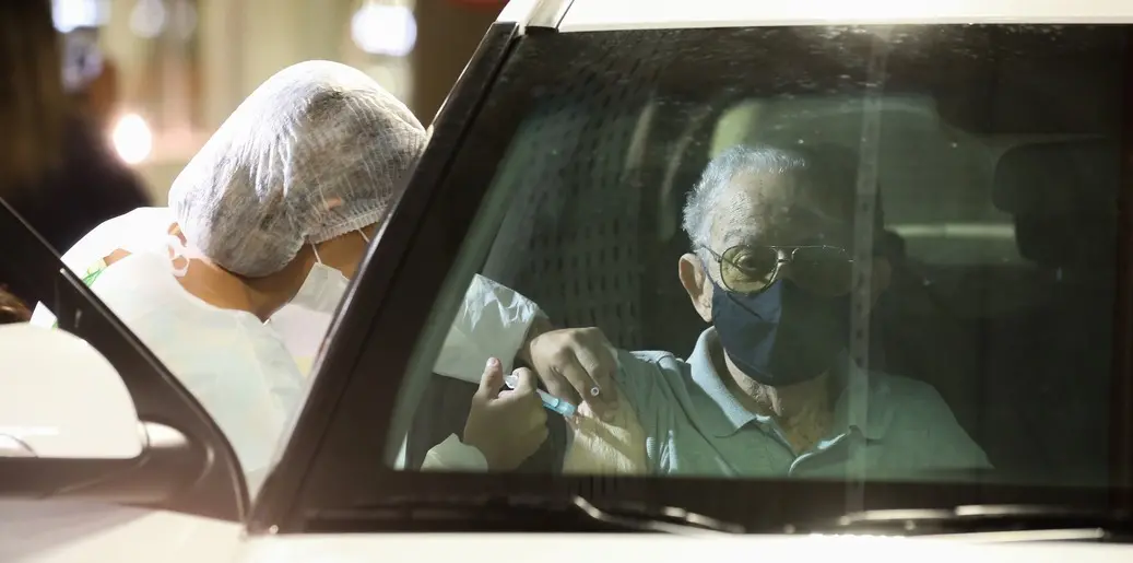 Imagem da notícia: Vacinação drive-thru pretende imunizar mais de 800 idosos nesta quarta (3); veja lista de agendados