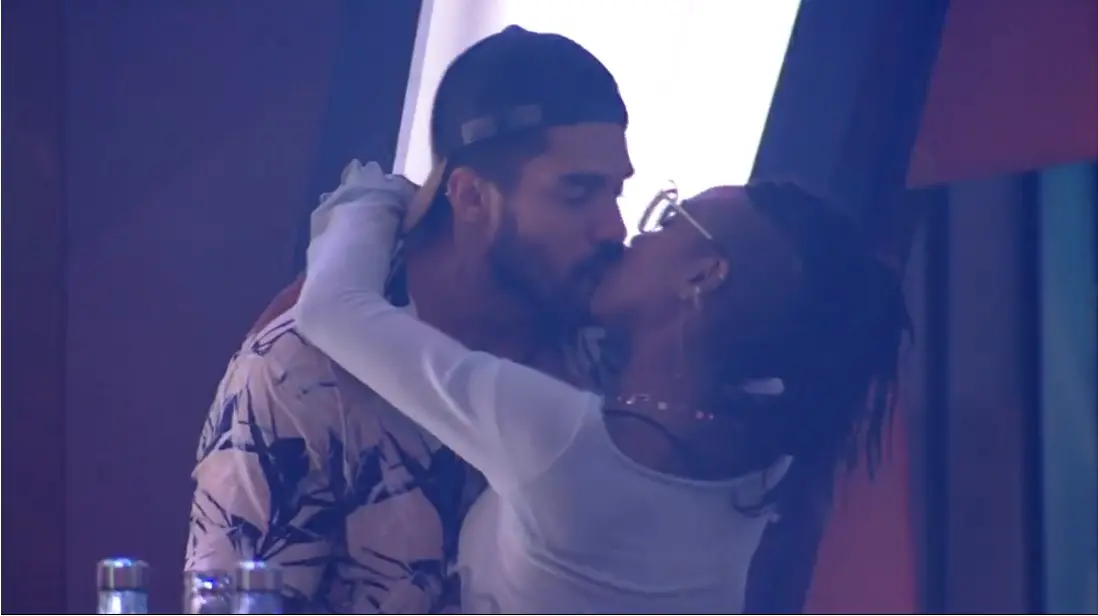 Imagem da notícia: Karol Conká e Arcrebiano trocam beijos no final da Festa do Líder