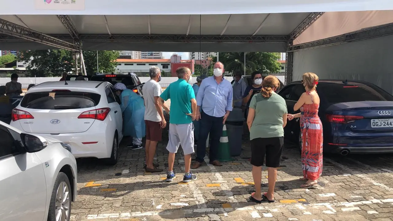 Imagem da notícia: Idosos esperam mais de três horas para receber vacina de Covid-19 no drive-thru do Iguatemi