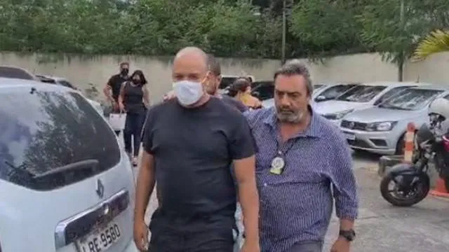 Vocalista do Molejo presta depoimento sobre acusação de violência sexual contra jovem de 21 anos