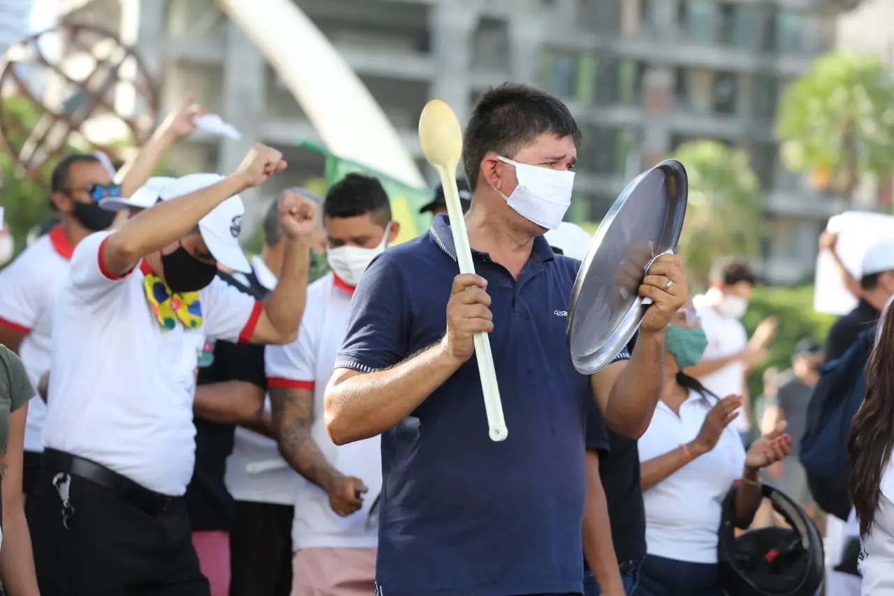 De máscaras, profissionais de bares e restaurantes levaram panelas e colheres de pau para chamar atenção de quem passava na região