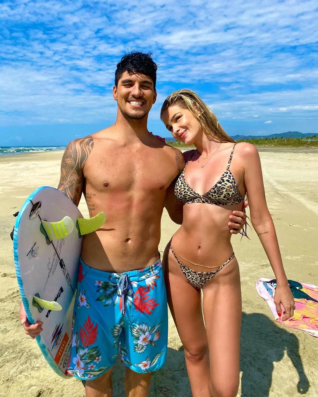 Imagem da notícia: Yasmin Brunet compartilha foto de aliança de casamento com Gabriel Medina nas redes sociais; veja