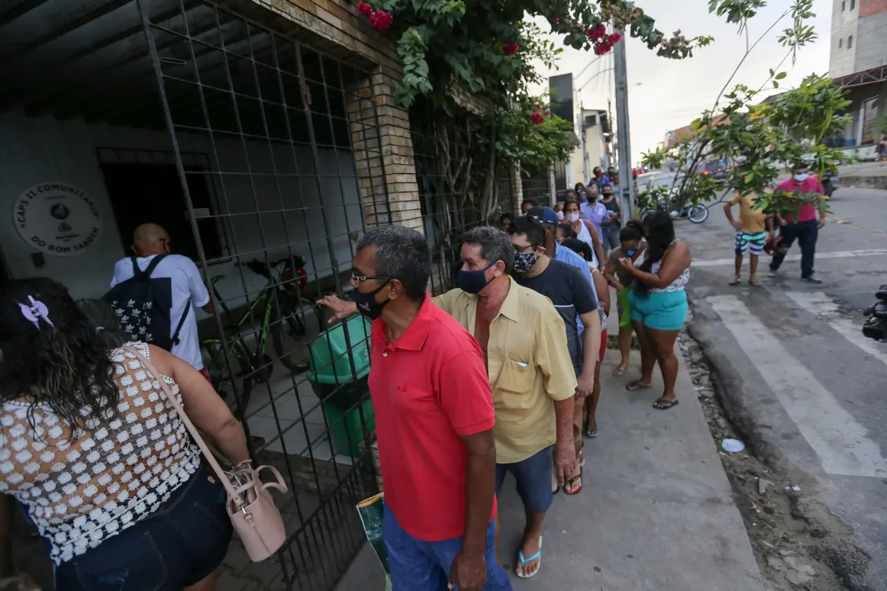 Imagem da notícia: Com filas de espera, demora no atendimento gera reclamações nos Caps em Fortaleza 