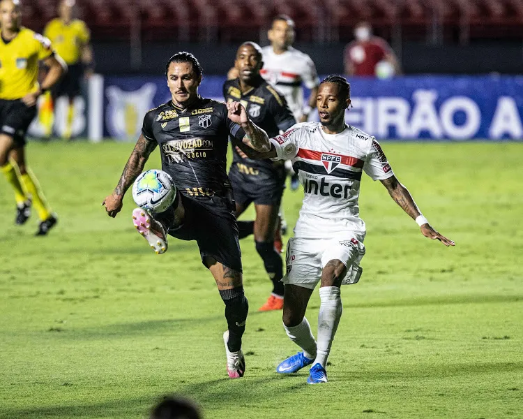 Vina atuou como atacante na reta final da partida através do esquema 4-3-3