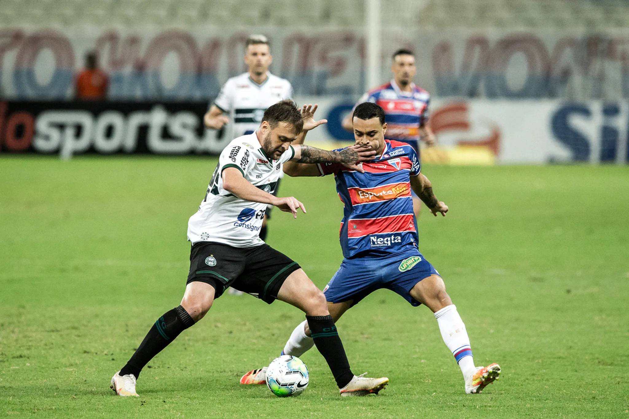 Luiz Henrique atuou como meia central diante do Coritiba