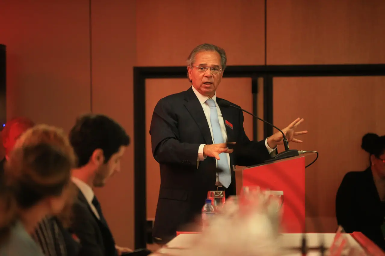 Imagem da notícia: Guedes: programa de corte de jornadas e salários deve voltar
