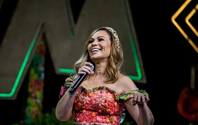 Cantora acompanha semanalmente e comenta cada programa em redes sociais