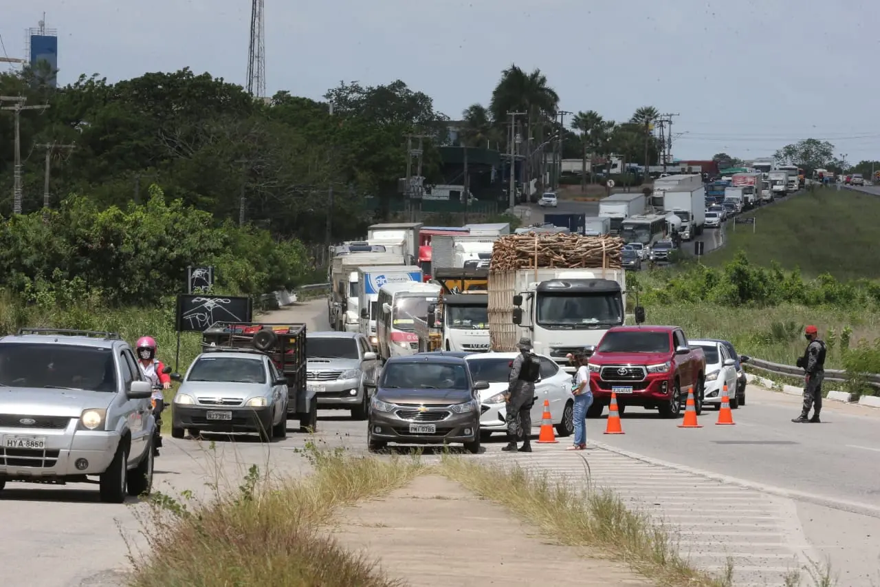 Imagem da notícia: Barreiras 24h são instaladas em oito acessos entre Fortaleza e a Região Metropolitana