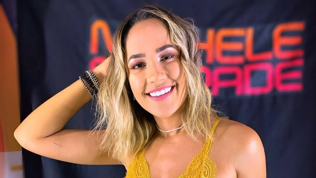 Forrozeira acompanha BBB na TV e Internet
