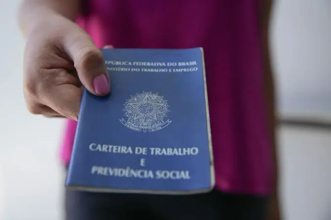 Imagem da notícia: Projeto quer retomar redução de jornada e salários por seis meses