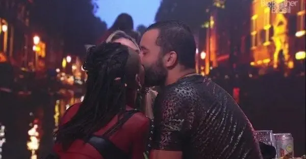 Imagem da notícia: BBB21: Gil, Sarah e Karol Conka dão selinho triplo na festa Amsterdam