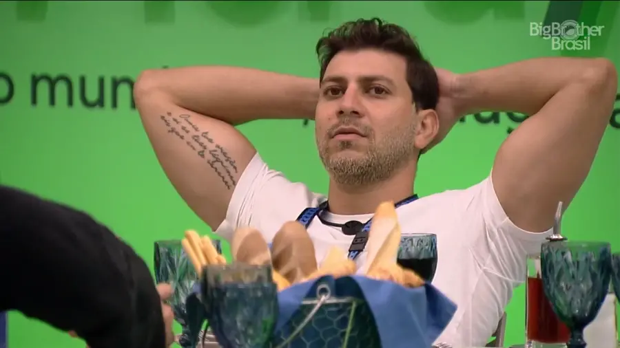 Imagem da notícia: Caio fica nervoso com mensagem da esposa e ameaça deixar o 