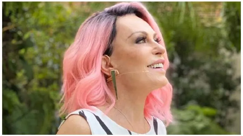 Ana Maria Braga se diverte com cabelos cor de rosa uma semana, verde em outra, agora azul.