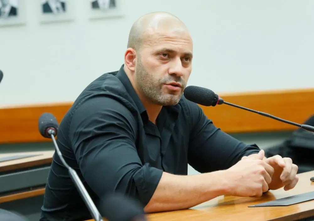 Imagem da notícia: Daniel Silveira admite usar tornozeleira após Moraes determinar o bloqueio de contas bancárias