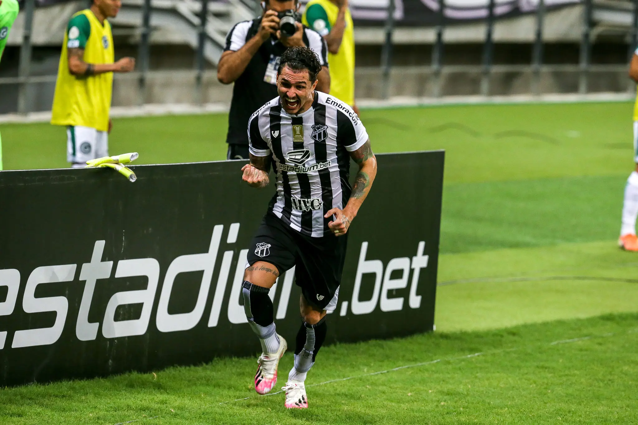 Imagem da notícia: Vina será o jogador mais bem pago da história do futebol cearense