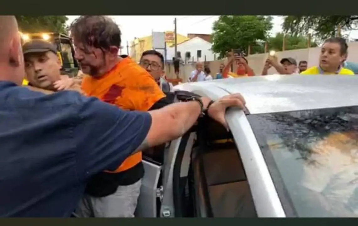 Imagem da notícia: Após um ano, tentativa de homicídio contra Cid Gomes durante motim de PMs segue em fase de inquérito