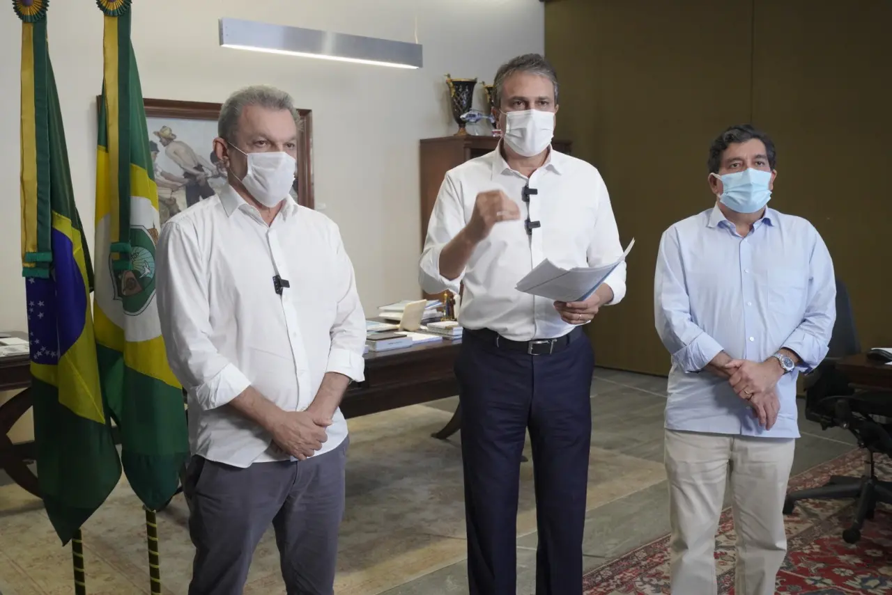 Imagem da notícia: Novo decreto de Camilo determina toque de recolher e suspensão das aulas presenciais no Ceará