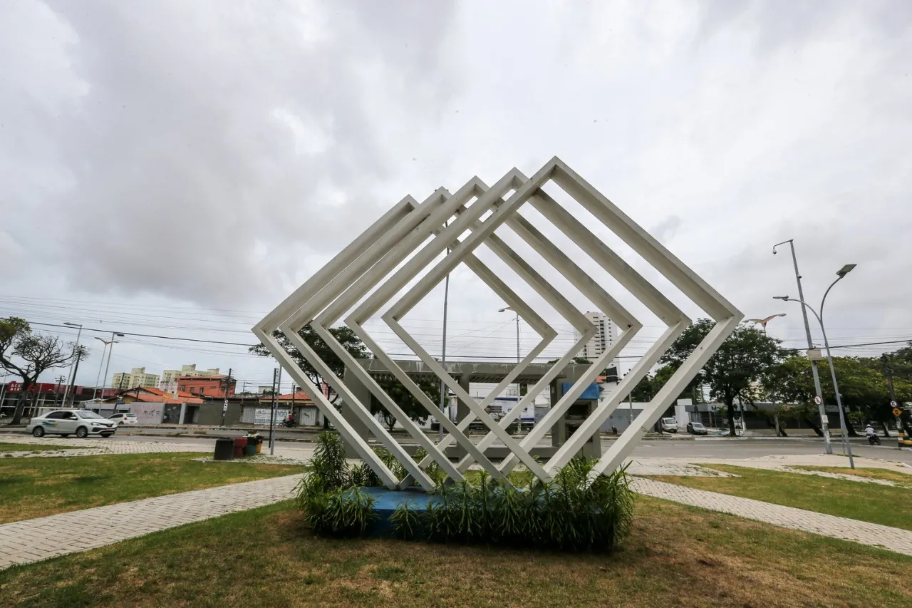 Feita de aço, a escultura tem característica cinética