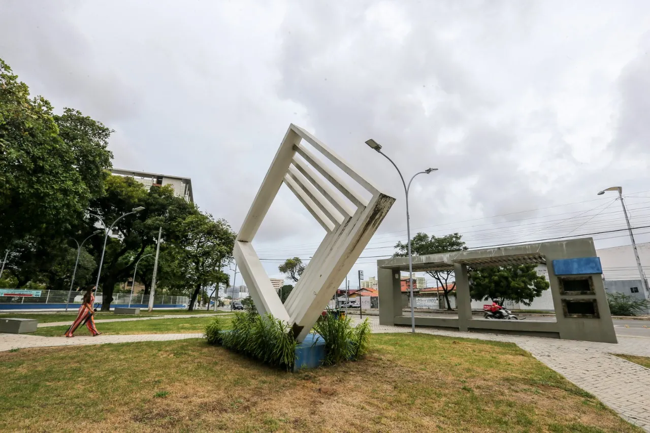 Um jardim foi construído em volta da obra
