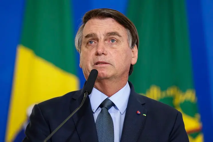 Imagem da notícia: Bolsonaro nega interferência na Petrobras e critica Castello Branco