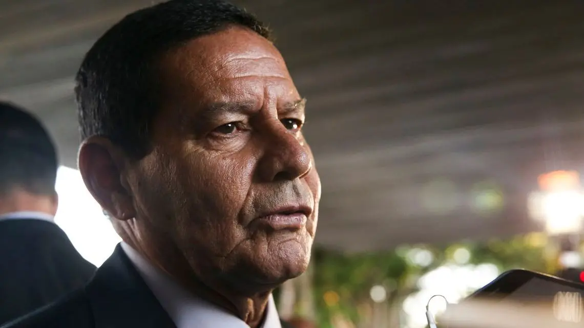 Imagem da notícia: Mourão não vê intervenção na Petrobras e defende fundo para amortecer aumento da gasolina